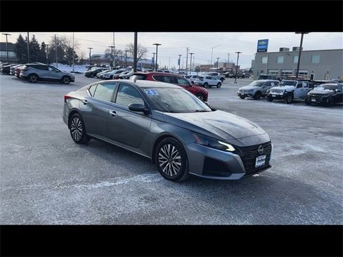 Used 2023 Nissan Altima 2.5 SV image 2