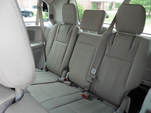 Used 2015 Chrysler Town & Country Touring w/ Driver Convenience Group FWD image 5