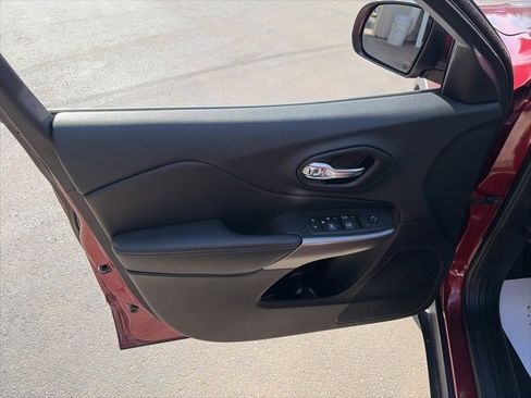 Used 2021 Jeep Cherokee Latitude Lux w/ Comfort/Convenience Group image 10