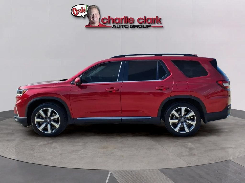 Used 2025 Honda Pilot Touring image 2
