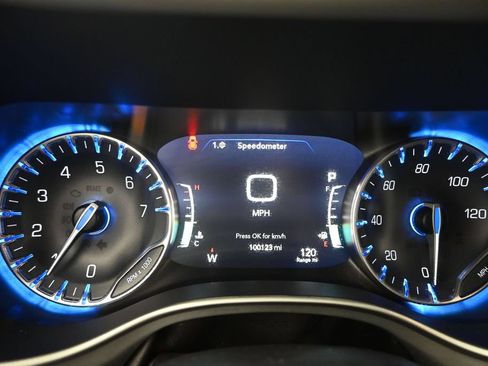 Used 2020 Chrysler Pacifica Touring w/ Advanced Safetytec Group FWD image 19