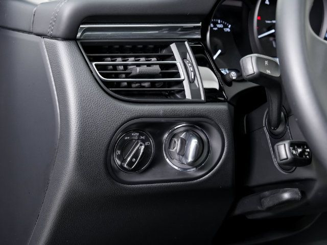 Certified 2026 Porsche Macan AWD/4WD image 10