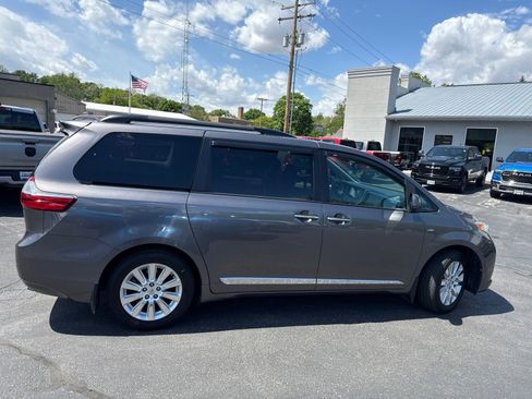 Used 2016 Toyota Sienna XLE w/ XLE Navigation Package AWD/4WD image 11