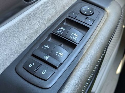 Used 2024 Chrysler Pacifica Touring-L FWD image 26
