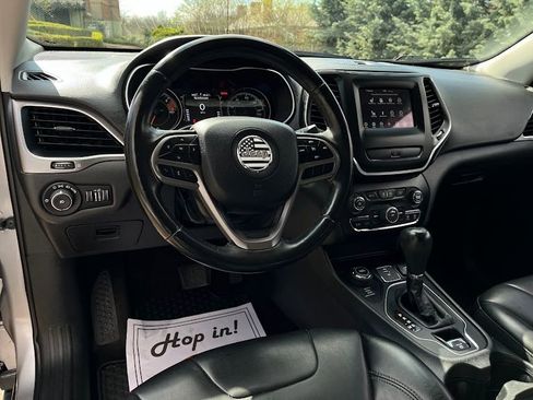 Used 2019 Jeep Cherokee Latitude Plus w/ Cold Weather Group AWD/4WD image 10
