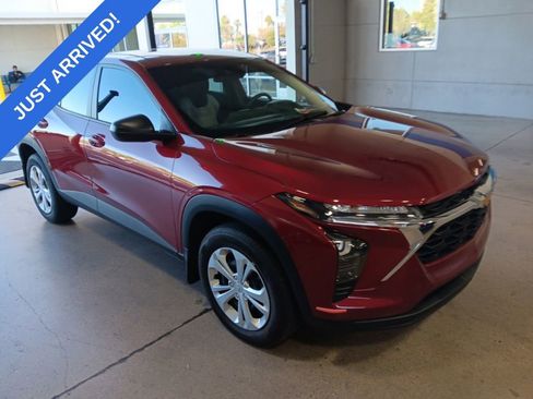 Used 2024 Chevrolet Trax LS w/ Driver Confidence Package FWD image 2