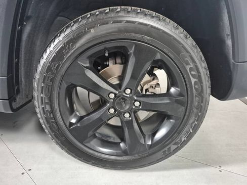 Used 2023 Jeep Grand Cherokee Altitude AWD/4WD image 11