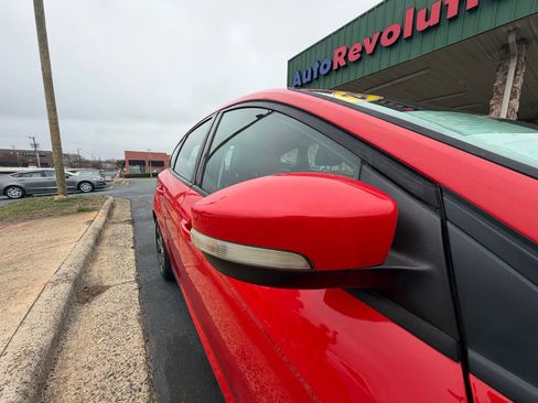 Used 2014 Ford Focus SE w/ Equipment Group 201A FWD image 9