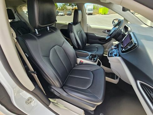 Used 2024 Chrysler Pacifica Touring-L FWD image 12