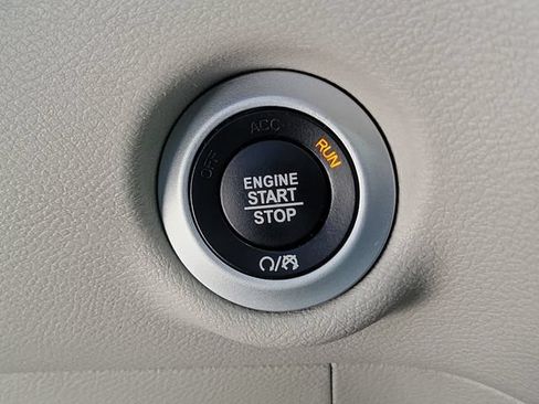 Used 2021 Chrysler Pacifica Touring-L FWD image 31