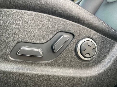Used 2025 Genesis GV70 2.5T AWD/4WD image 11