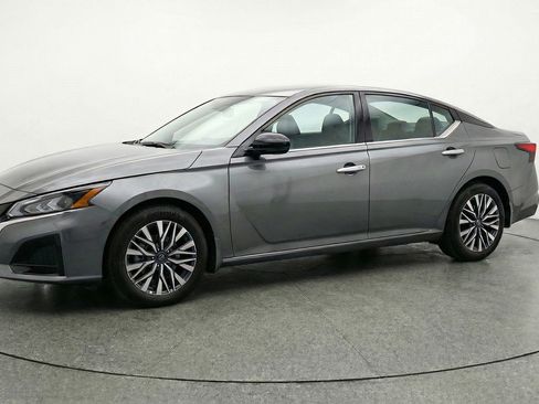 Used 2025 Nissan Altima 2.5 SV image 3