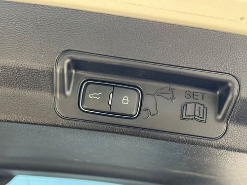 Used 2022 Ford Explorer Limited w/ Equipment Group 301A AWD/4WD image 17