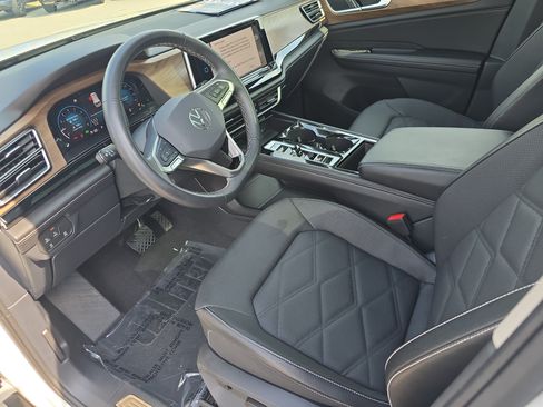 Used 2024 Volkswagen Atlas SE AWD/4WD image 15