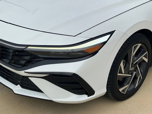 Used 2025 Hyundai Elantra SEL FWD image 4