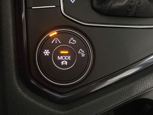 Used 2020 Volkswagen Tiguan SEL AWD/4WD image 19