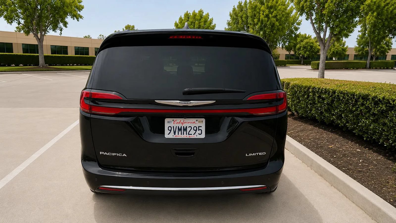 Used 2026 Chrysler Pacifica Limited FWD image 9
