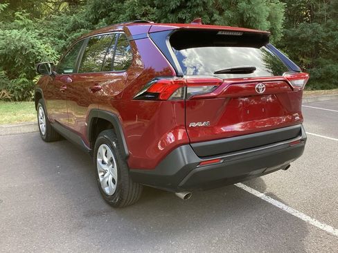 Used 2021 Toyota RAV4 LE AWD/4WD image 9