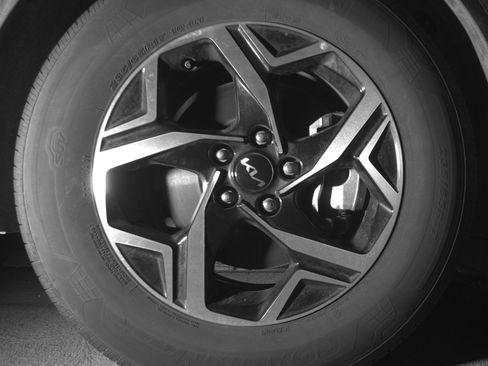 Used 2025 Kia Sportage LX image 13