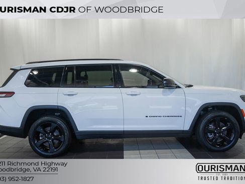 Used 2022 Jeep Grand Cherokee L Limited w/ Black Appearance Package AWD/4WD image 3