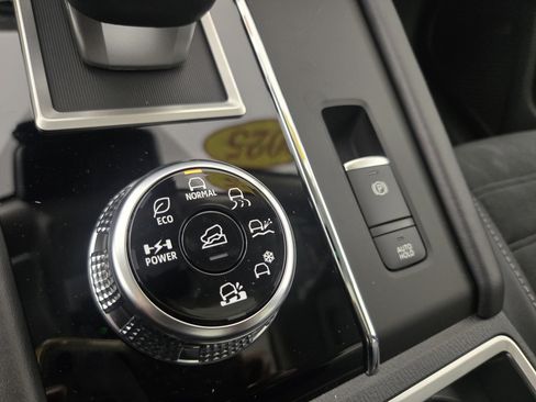 New 2025 Mitsubishi Outlander SE image 30