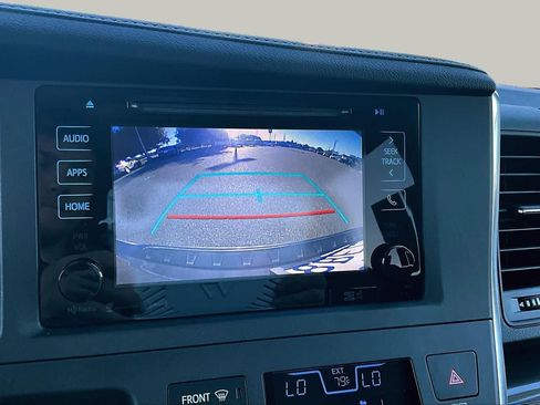 Certified 2017 Toyota Sienna SE Premium FWD image 26