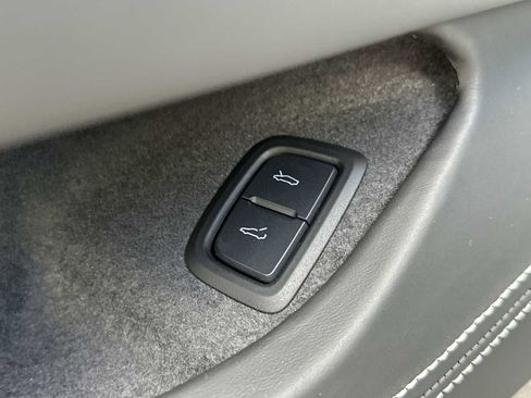 Used 2024 Chevrolet Corvette Stingray Premium Cpe w/ Body-Color Dual Roof Package image 29