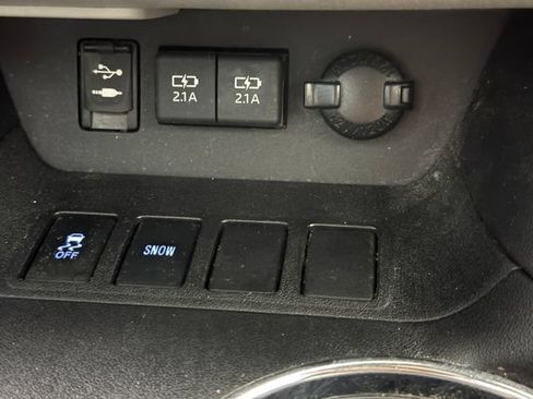 Used 2019 Toyota Highlander XLE FWD image 19