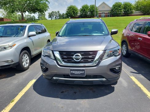 Used 2019 Nissan Pathfinder SV FWD image 2