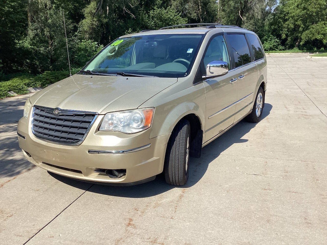 Used 2010 Chrysler Town & Country Limited FWD image 1