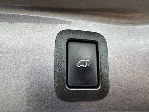 Used 2019 Toyota Highlander XLE image 21