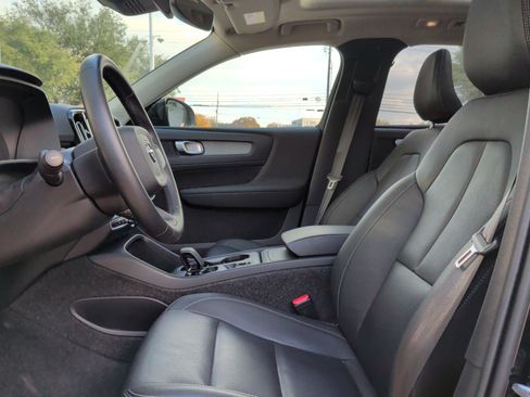 Used 2025 Volvo XC40 B5 Core image 17