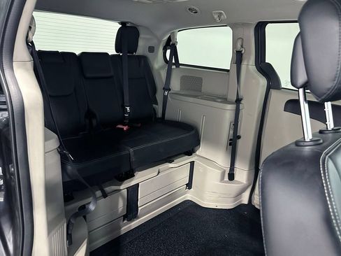 Used 2016 Chrysler Town & Country Touring w/ Driver Convenience Group FWD image 27