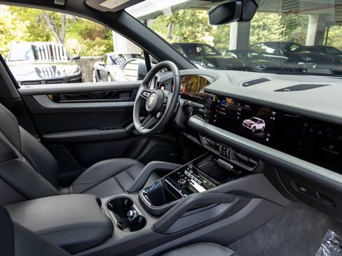 Certified 2025 Porsche Cayenne AWD/4WD image 51