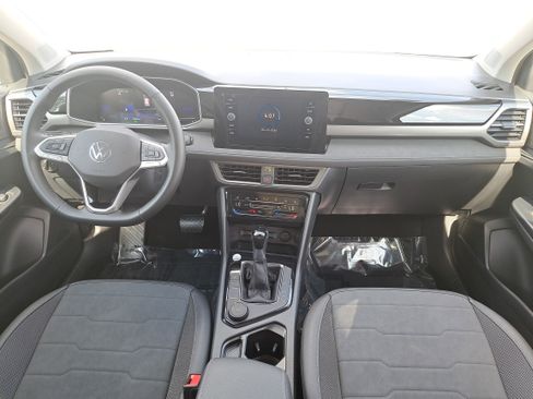 Used 2025 Volkswagen Taos SE AWD/4WD image 9