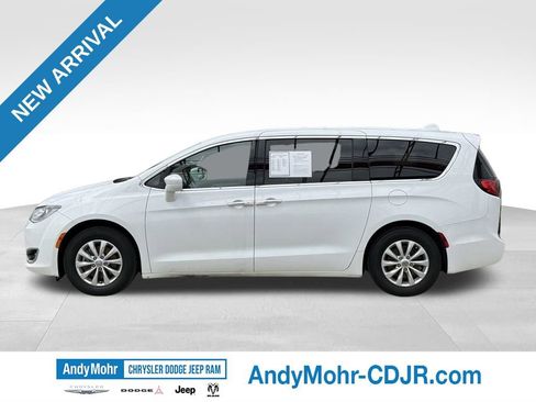 Used 2018 Chrysler Pacifica Touring Plus FWD image 4