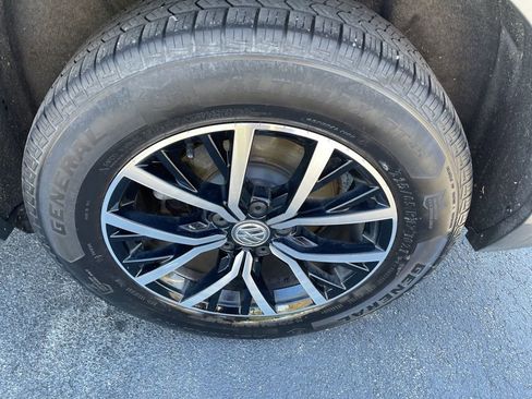 Used 2021 Volkswagen Tiguan SE w/ 3rd Row Seat Package image 19