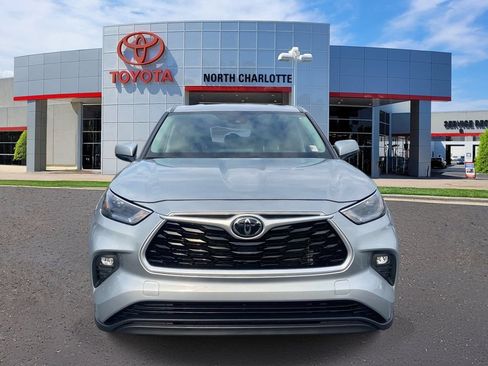 Used 2023 Toyota Highlander LE FWD image 3