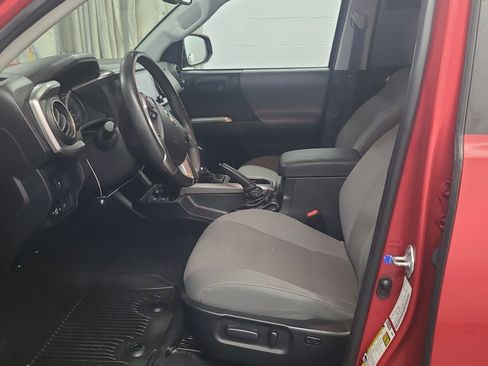 Used 2022 Toyota Tacoma SR5 w/ Technology Package image 8