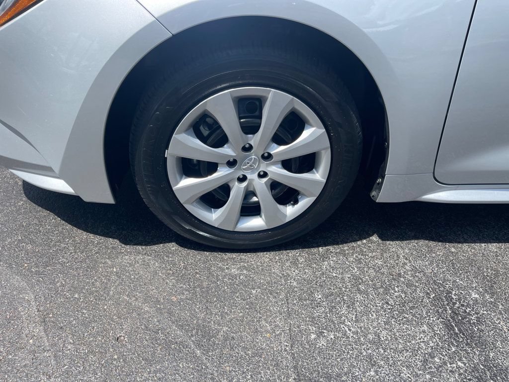 Used 2025 Toyota Corolla LE FWD image 9