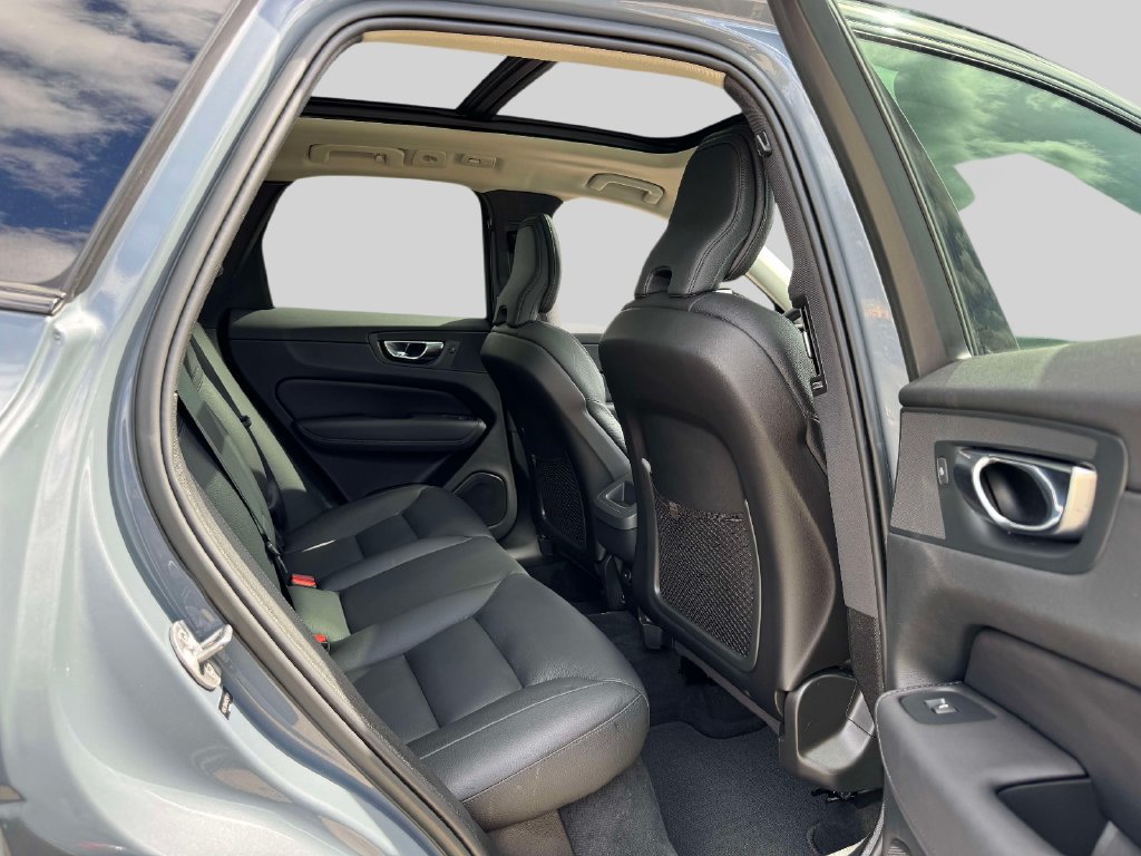Used 2023 Volvo XC60 B5 Plus w/ Climate Package AWD/4WD image 12