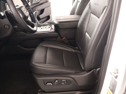 Used 2026 GMC Yukon Denali w/ Sun & Power Step Package AWD/4WD image 11
