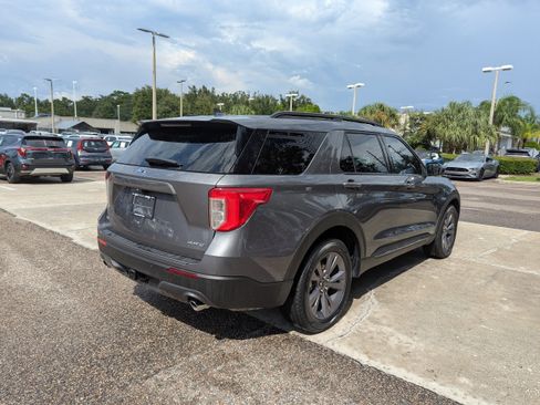 Used 2022 Ford Explorer XLT w/ Equipment Group 202A image 4