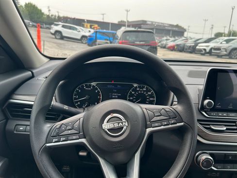 Used 2025 Nissan Altima 2.5 SV FWD image 29