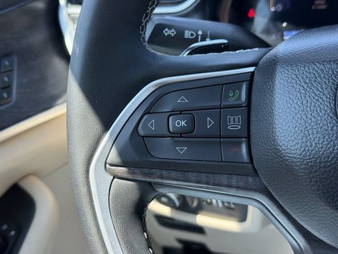Used 2025 Jeep Grand Cherokee Limited w/ Luxury Tech Group II AWD/4WD image 15