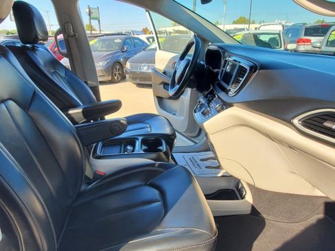 Used 2020 Chrysler Voyager Lxi image 17