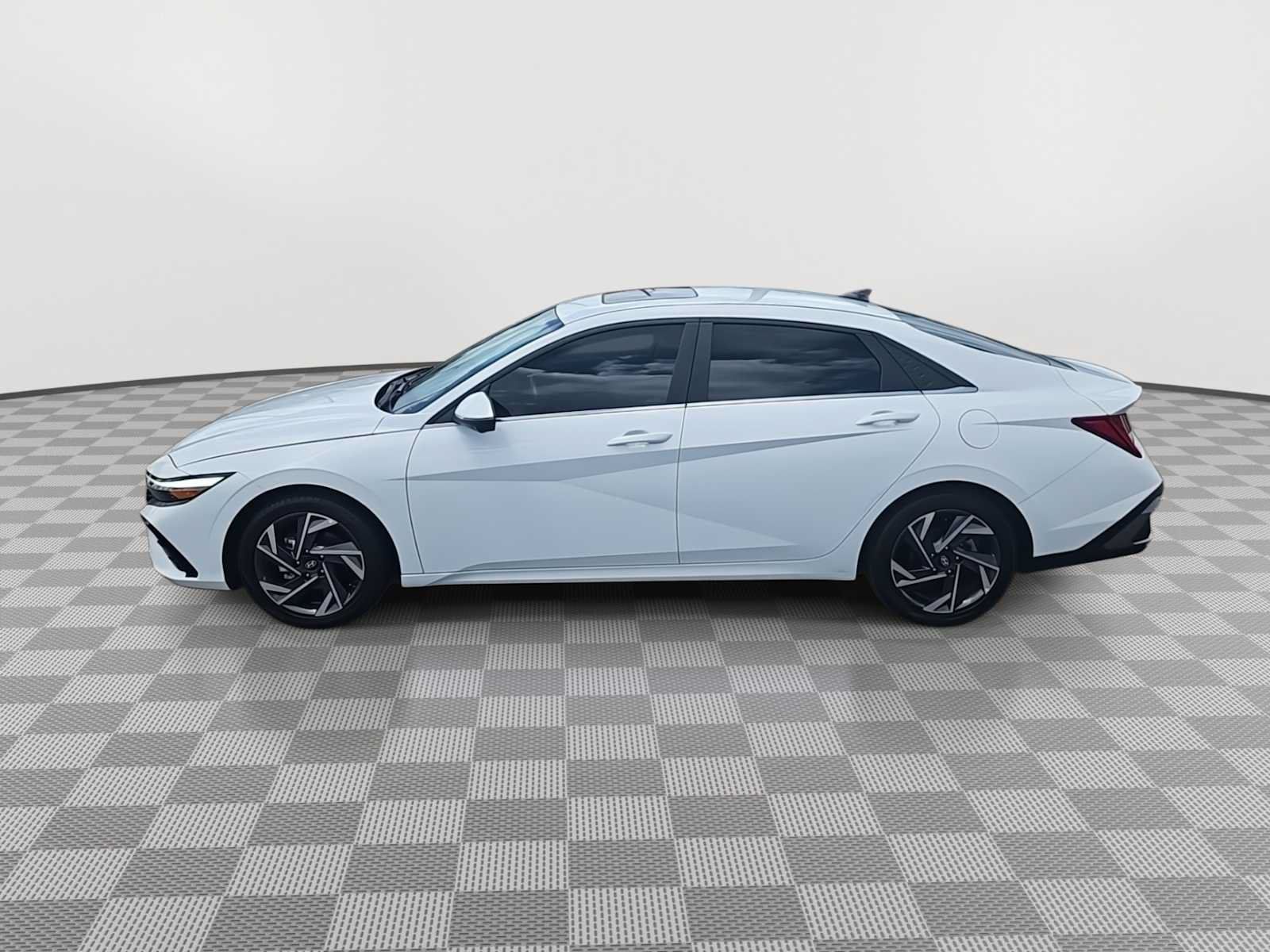 Used 2024 Hyundai Elantra Limited FWD image 5