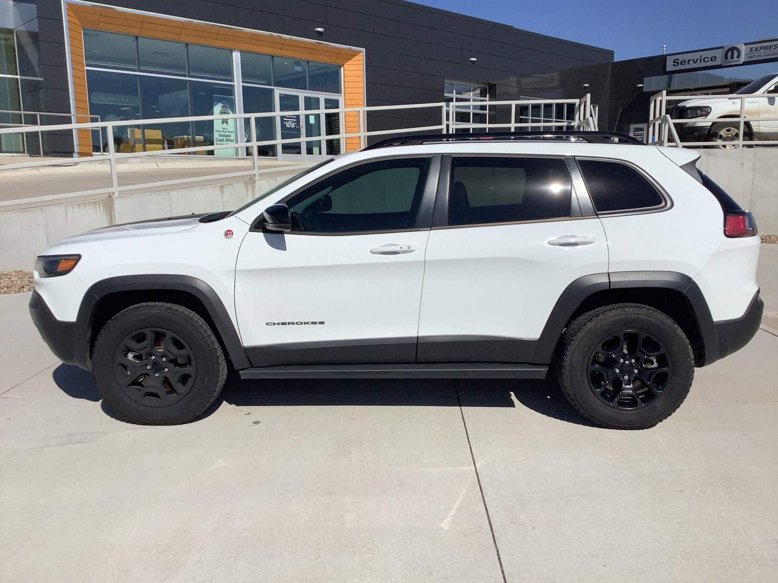Used 2022 Jeep Cherokee Trailhawk w/ Sound & Nav Group AWD/4WD image 2