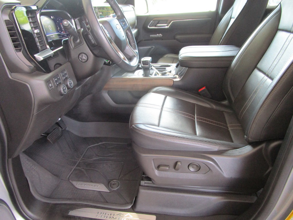 Used 2023 Chevrolet Silverado 1500 High Country w/ High Country Premium Package AWD/4WD image 32