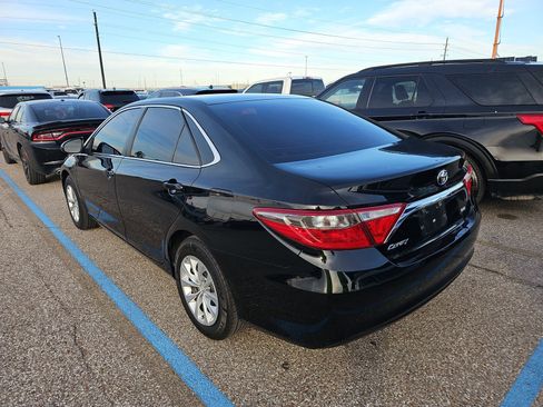 Used 2016 Toyota Camry LE image 10